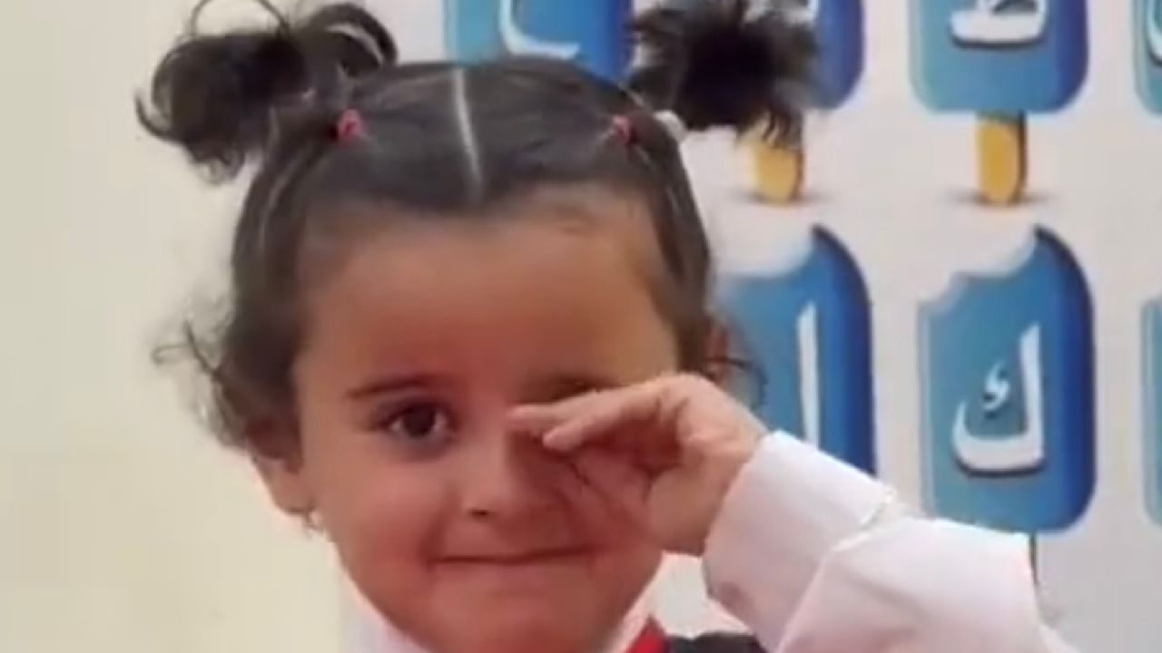 بالفيديو.. ردة فعل طفلة بسماع رسالة من أبيها