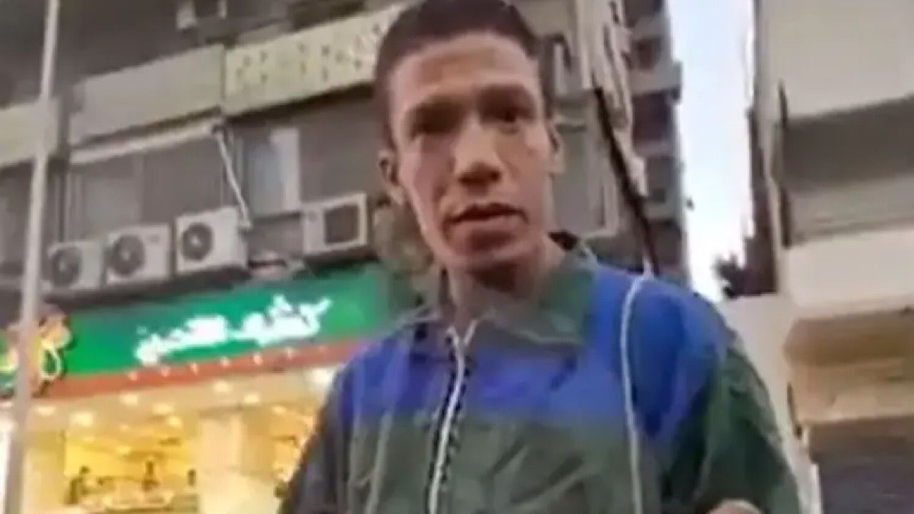 بالفيديو.. طرد عامل نظافة من مطعم بسبب ملابسه يشعل نيران مواقع التواصل