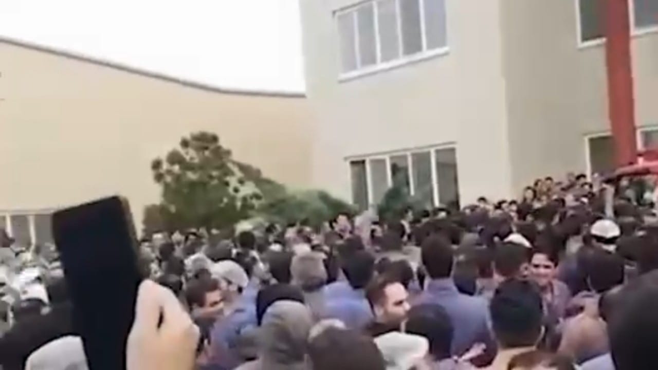 بالفيديو.. إضراب العمال في تبريز الإيرانية لدعم انتفاضة الشعب ضد &#8220;الملالي&#8221;