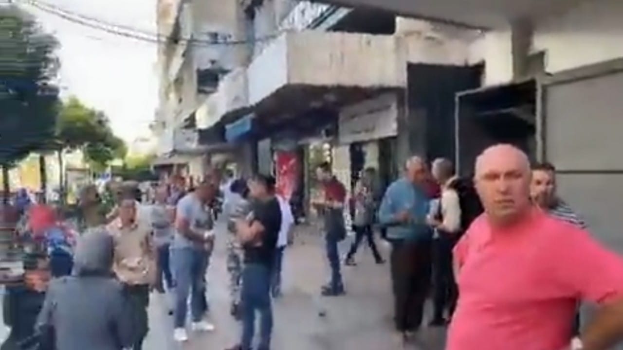 بالفيديو.. “مودع” يقتحم مصرف ويحتجز عشرات الرهائن بلبنان