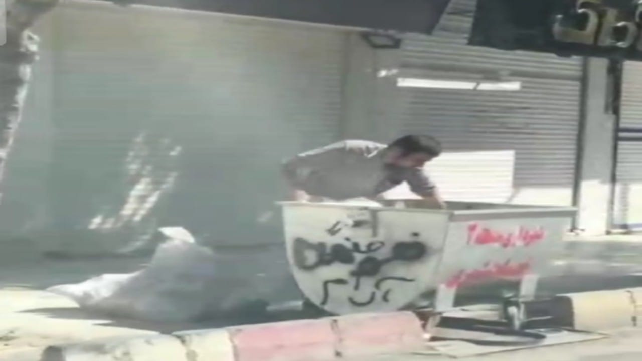 شاهد.. فقراء إيران يدفعون ضريبة نظام الملالي ويأكلون من القمامة