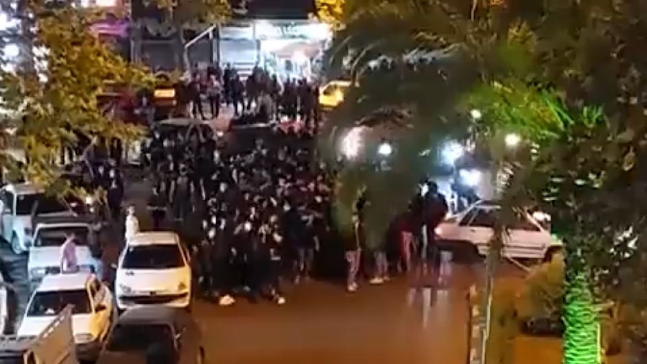 بالفيديو.. هتافات المحتجين تملأ شمال إيران: سنقتلك يا نصر الله”
