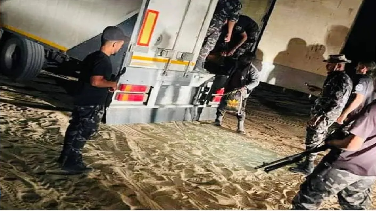 العثور على أشخاص متجمّدين داخل ثلاجة شاحنة في ليبيا