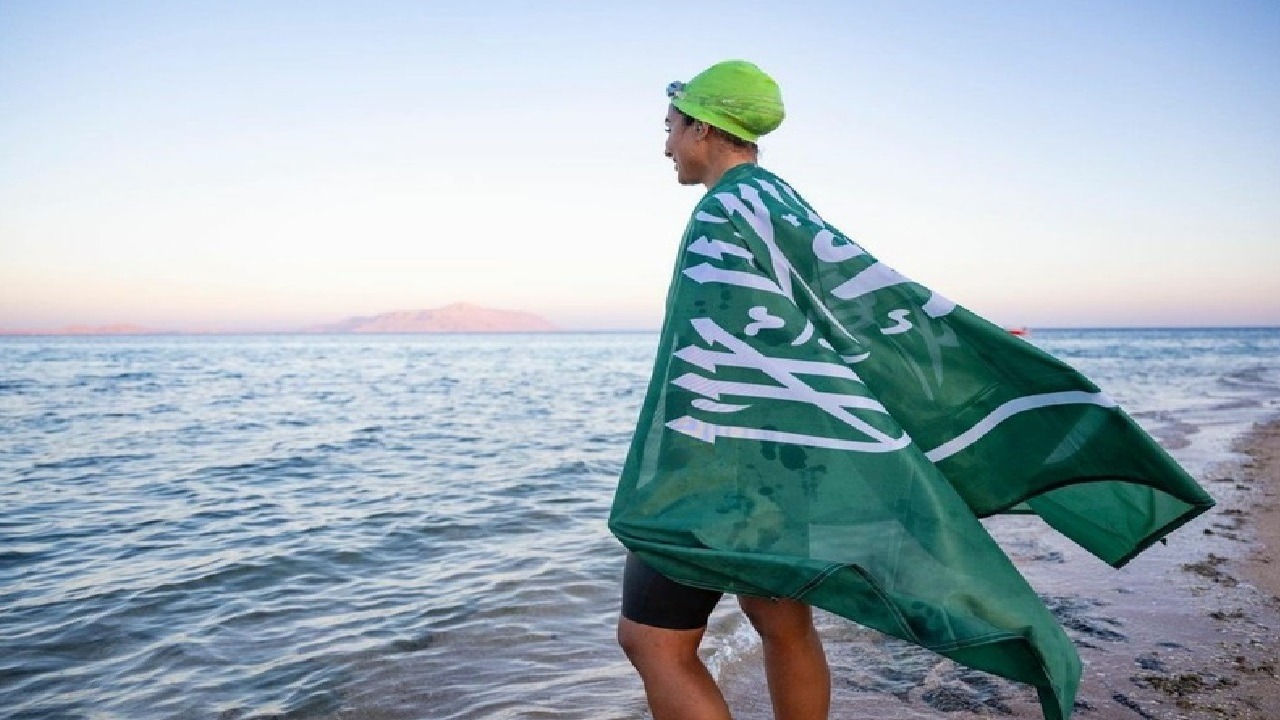 بالفيديو.. لحظات صعبة عاشتها أول سباحة سعودية تجتاز البحر الأحمر سباحةً