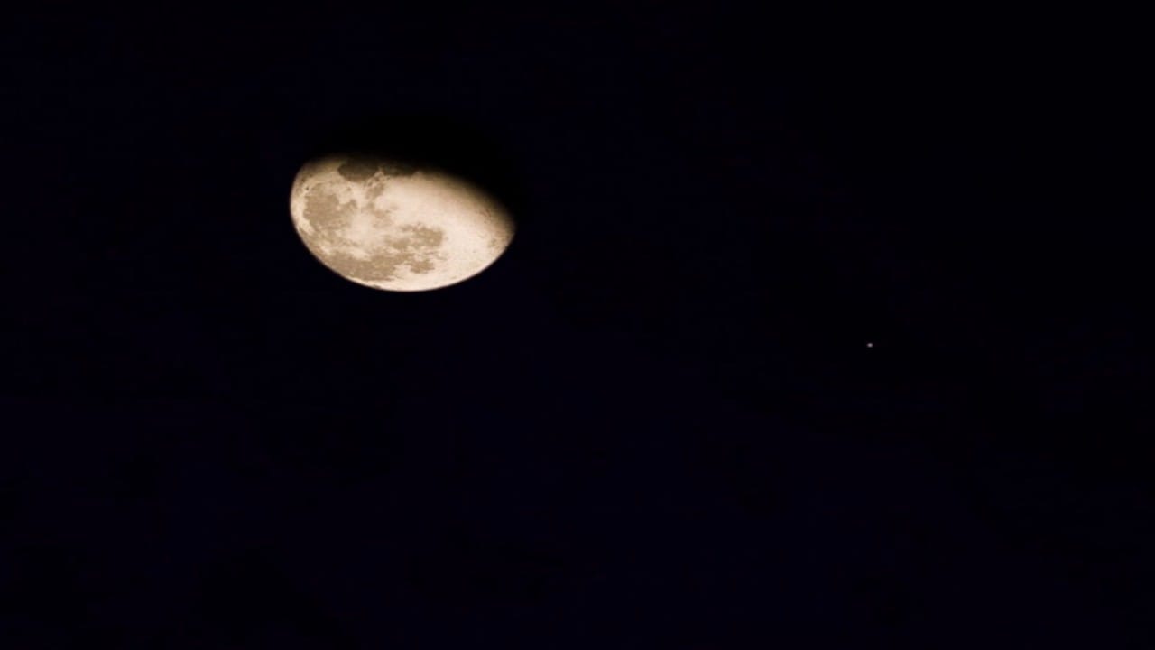 “فلكية جدة”: رصد اقتران القمر الأحدب بكوكب المريخ اليوم الجمعة