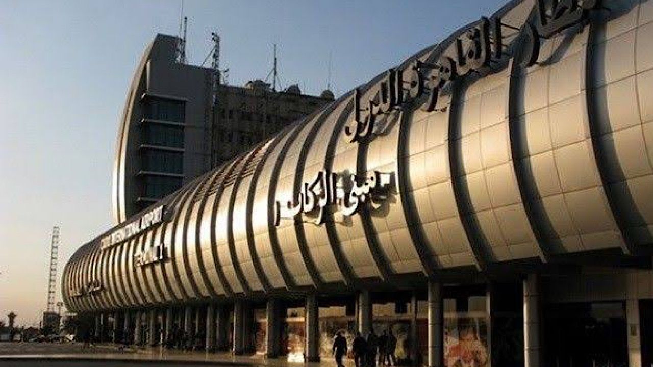 بالفيديو.. ضبط محاولة تهريب عملات أجنبية داخل دجاج مجمد في مطار القاهرة