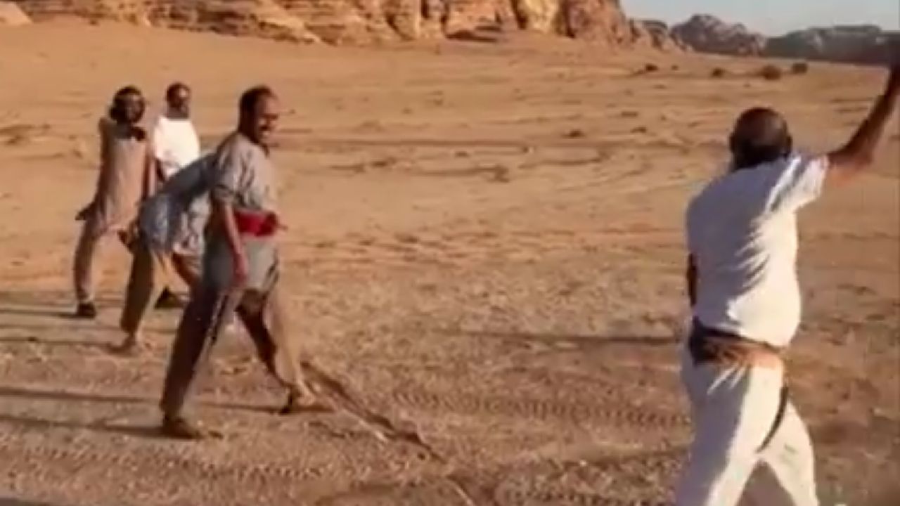 بالفيديو.. سباق جري طريف بين كبار سن في تبوك