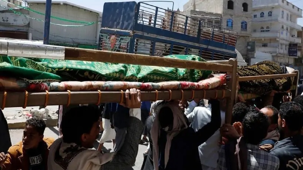 صور مؤثرة بجنازة أب توفى نجله بالأدوية الفاسدة في اليمن