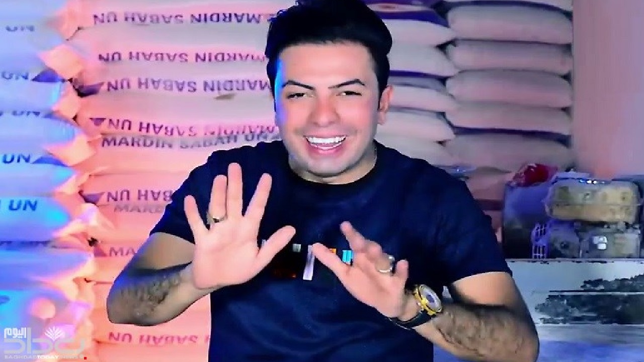 بالفيديو.. مطرب شعبي يثير ضجة في مدرسة بنات بالعراق