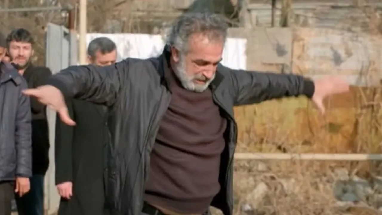 قصة فيديو منتشر لأب إيراني يرقص على قبر ابنته