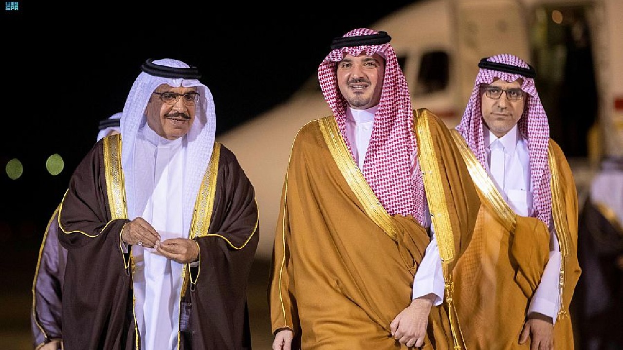 وزير الداخلية يستقبل وزير الداخلية البحريني لدى وصوله الرياض
