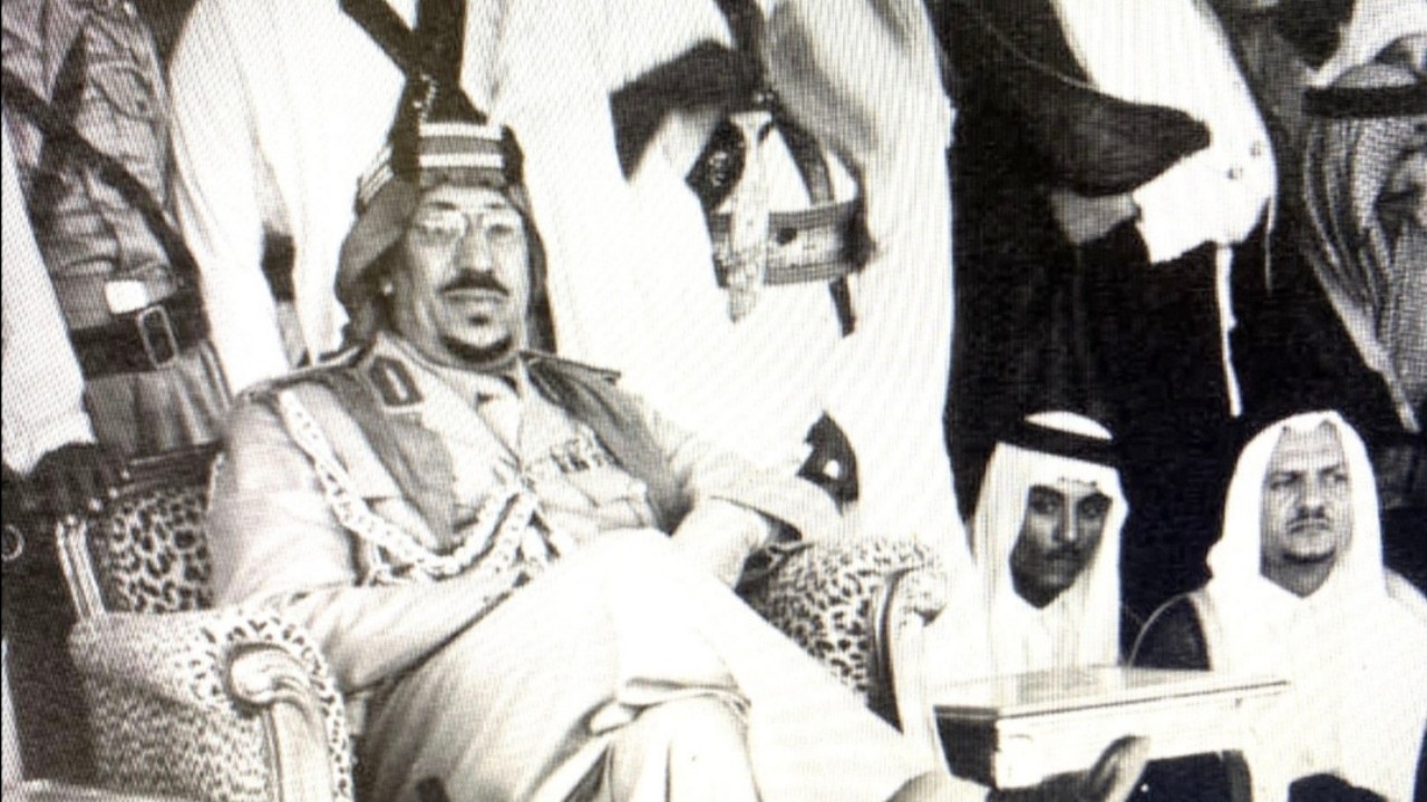صورة نادرة للملك سعود خلال مشاهدته استعراض الجيش السعودي