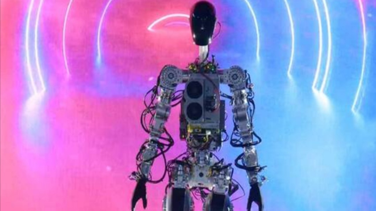 “ماسك” يكشف عن نموذج أولي لروبوت يشبه الإنسان