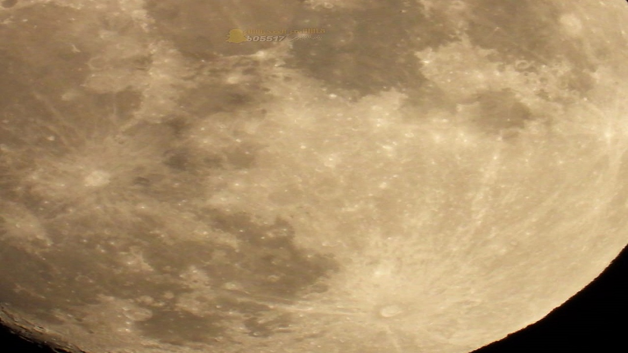 صور..قمر 13 يزين سماء وادي الفرع