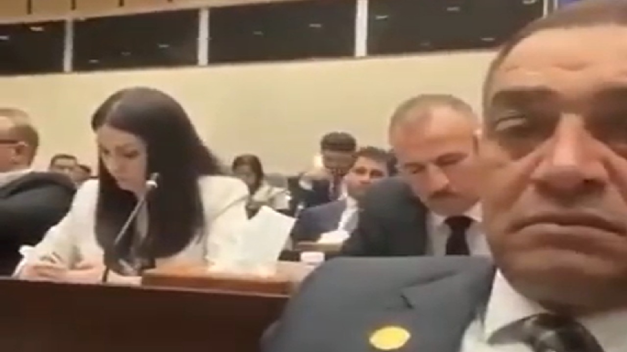 شاهد .. نائب عراقي يثير الجدل بتصوير زملائه في البرلمان دون علمهم