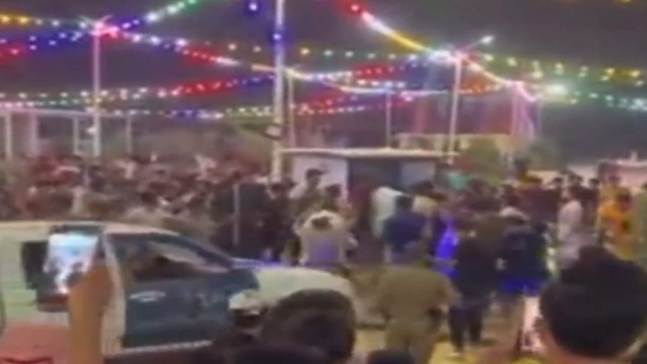 العراق.. فيديو تحرش جماعي بفتاتين أمام العامة