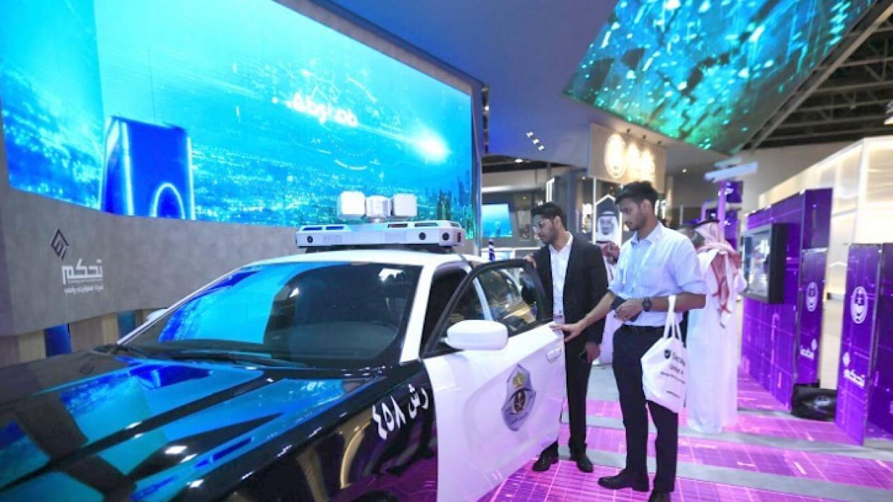 “وزارة الداخلية ” تكشف عن دوريات ذكية لرصد المخالفات المرورية والمطلوبين