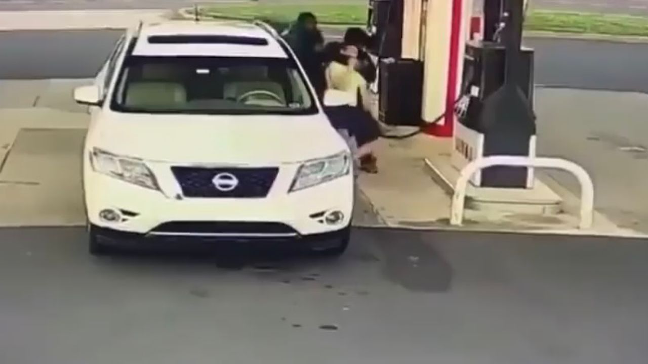 بالفيديو.. 3 لصوص يعتدون على شخص أثناء تزوده بالوقود ويسرقون سيارته
