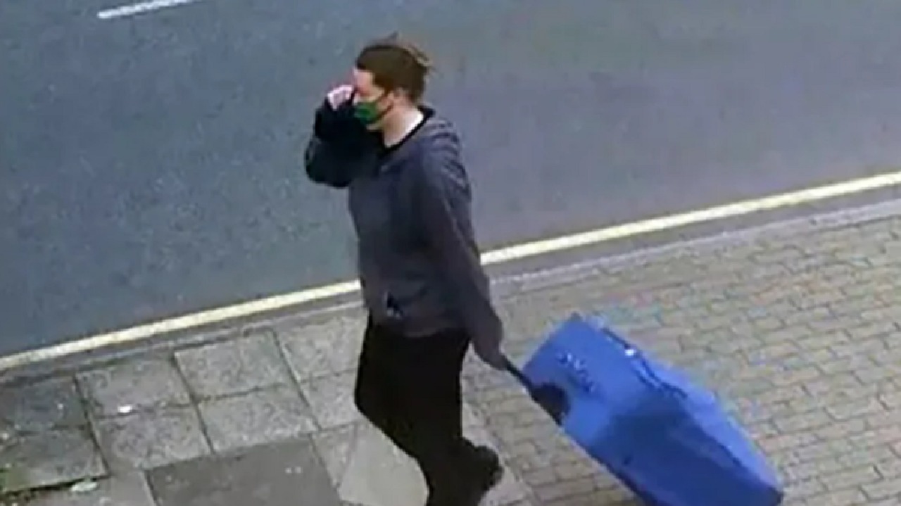 شاهد .. امرأة تتجول بجثة صديقتها التي قتلتها بشوارع لندن