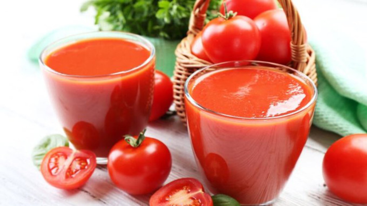 4 فوائد صحية في عصير الطماطم للرجال