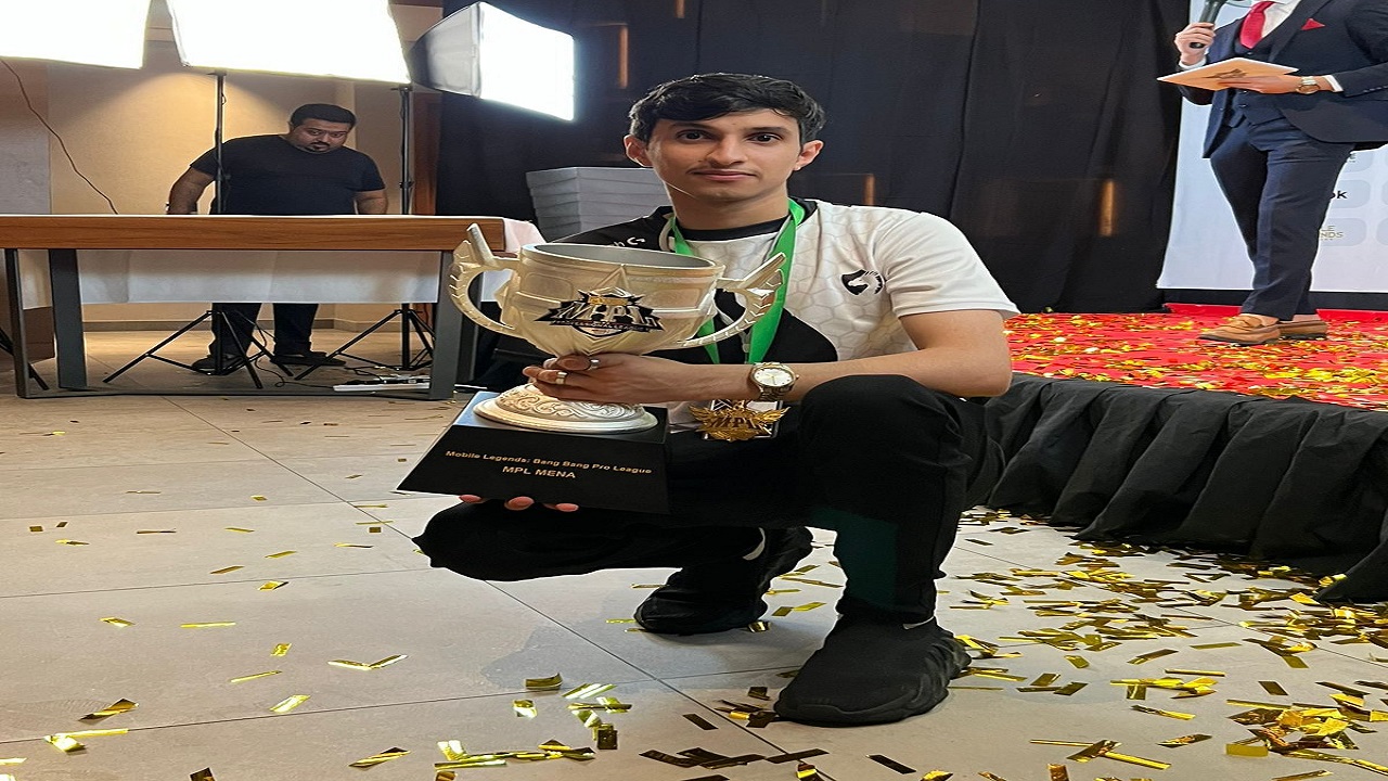 ممثل المملكة نايف جمعة الهزيمي يفوز بالبطولة العالمية بدبي للعبةmobile legends