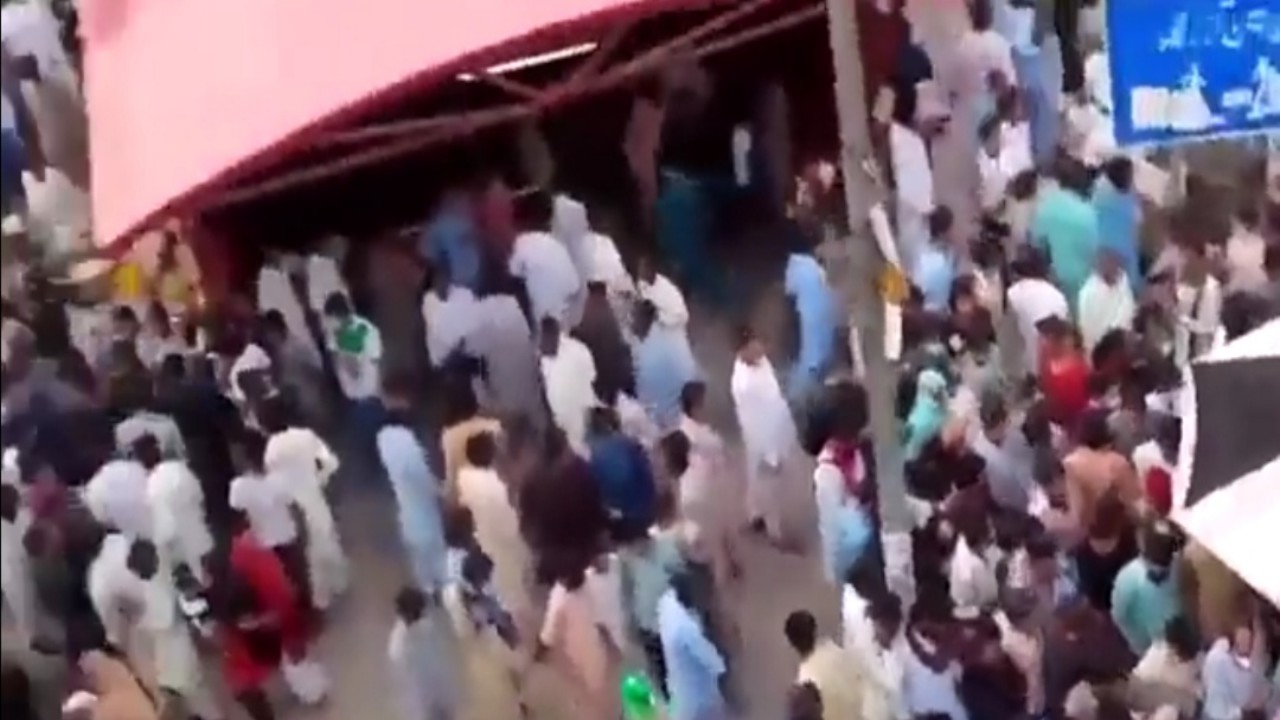 فيديو صادم لتحرش جماعي بسائحة تركية في مدينة كراتشي الباكستانية