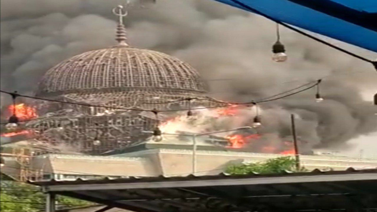 شاهد.. حريق وإنهيار قبة مسجد المركز الإسلامي في العاصمة الإندونيسية جاكرتا