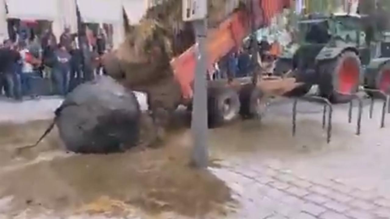 بالفيديو.. مزارعون في ⁧فرنسا‬⁩ يغلقون ميادين المدن الكبرى بروث الحيوانات