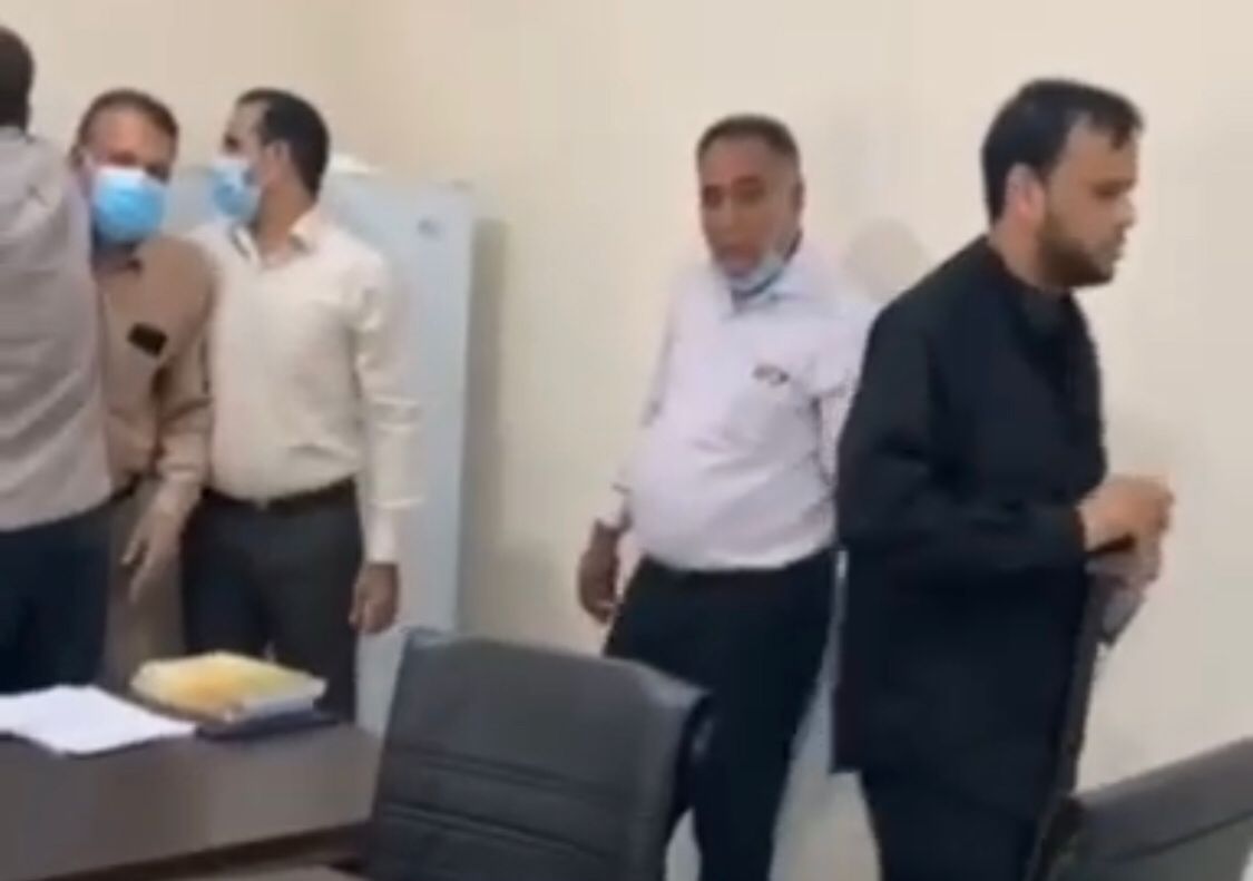 بالفيديو .. استقالات بالجملة وضرب بالحزام في اجتماع شركات النفط الإيرانية