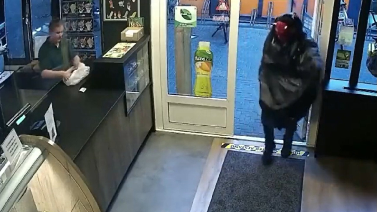 بالفيديو .. لص يرتدي قناع الشيطان يقتحم متجراً في هولندا