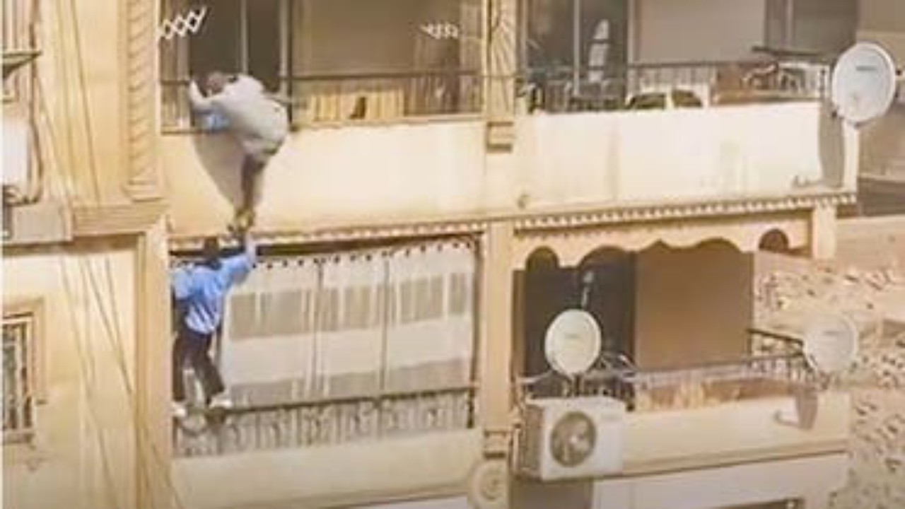 فيديو بطولي لطالب مصري يعرض حياته للخطر لإنقاذ مسن من الموت المحتم