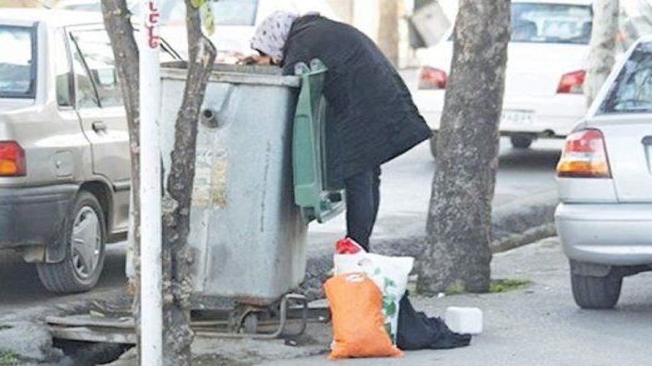 فقراء إيران يأكلون من القمامة