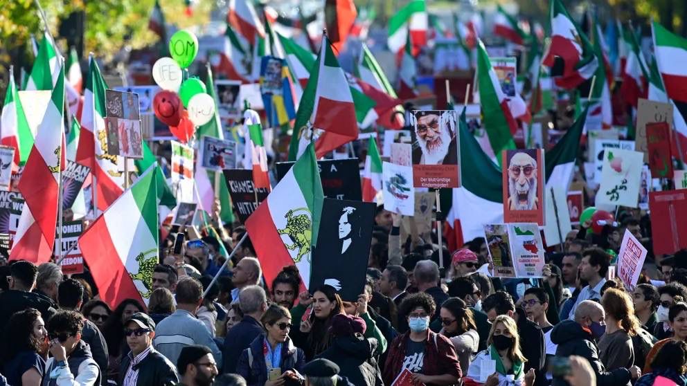 بالفيديو.. 100 ألف شخص يشارك في الانتفاضة الوطنية للإيرانيين في العاصمة الألمانية برلين