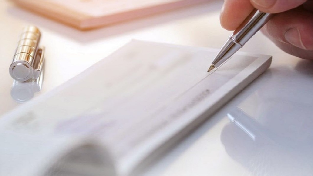 النيابة العامة : السجن والتغريم لمن يسترد مقابل الوفاء بما لا يفي بقيمة الشيك