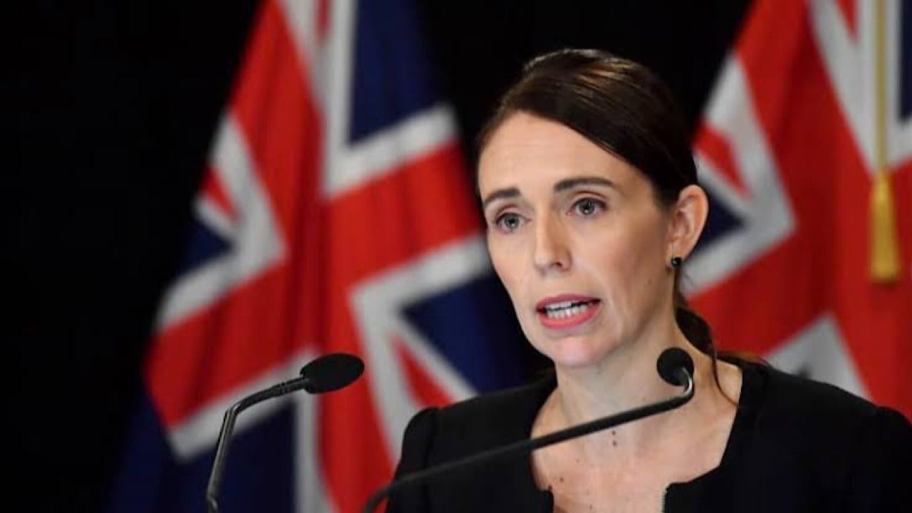 سيف ملقى على الأرض وآثار قنبلة دخانية بمكتب رئيسة وزراء نيوزيلندا