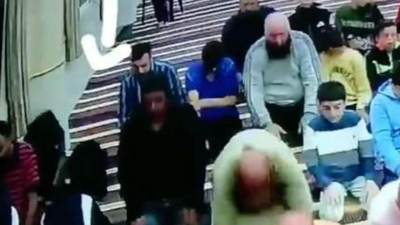 بالفيديو.. وفاة رجل بالمسجد أثناء سجوده في الصلاة