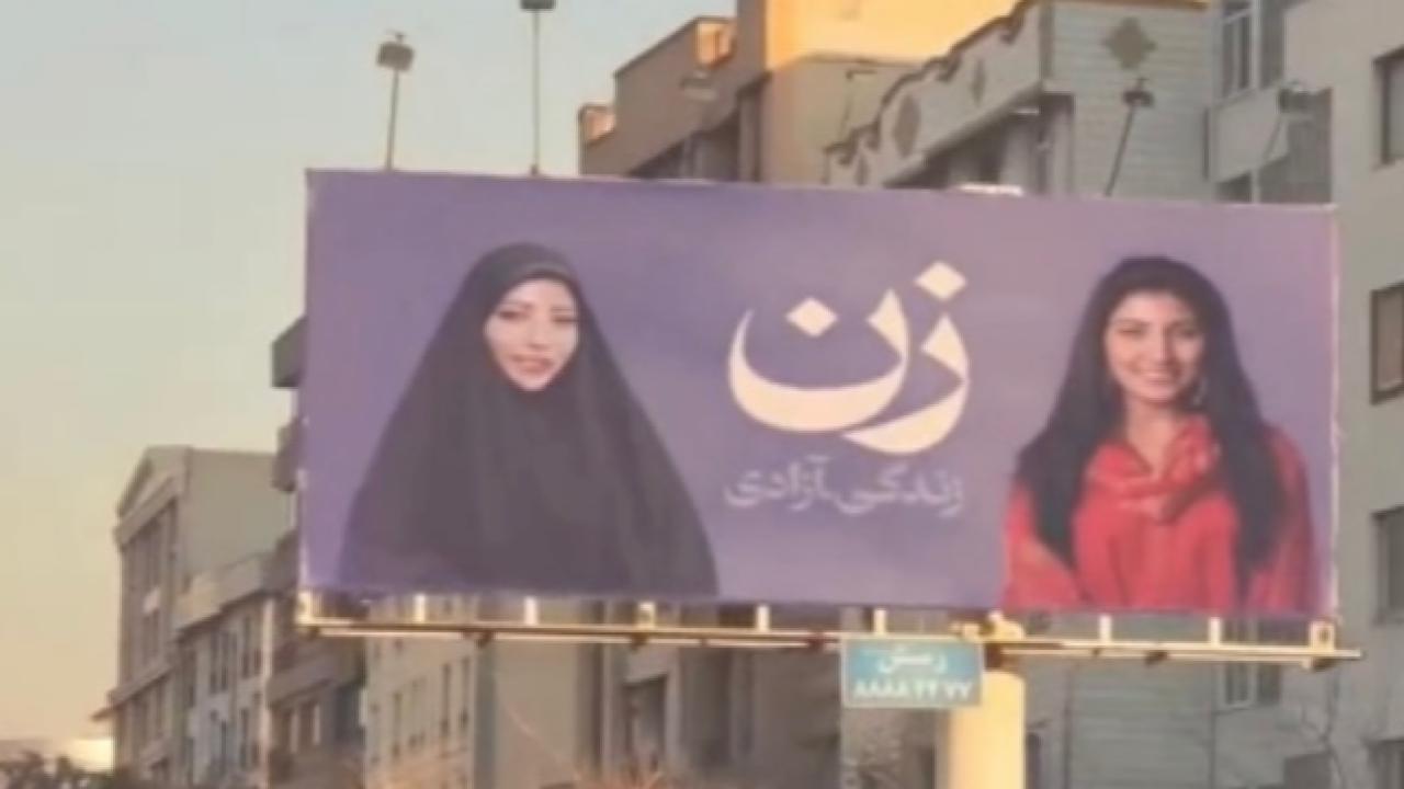 بالفيديو.. الإيرانيات تتحدى نظام ” الملالي” في شوارع إيران بإعلانات “امرأة الحرية”