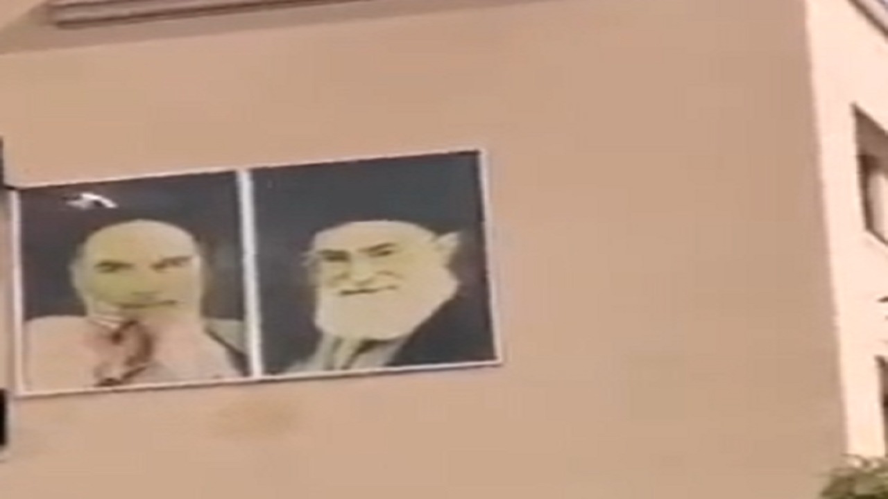 فيديو..حرق صور الخميني وخامنئي بإحدى الجامعات الإيرانية