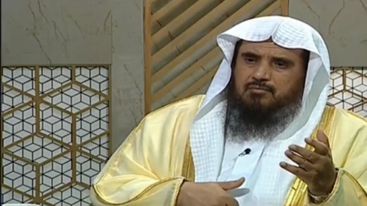 “الخثلان” يوضح حكم لبس وخلع النظارة خلال الصلاة (فيديو)