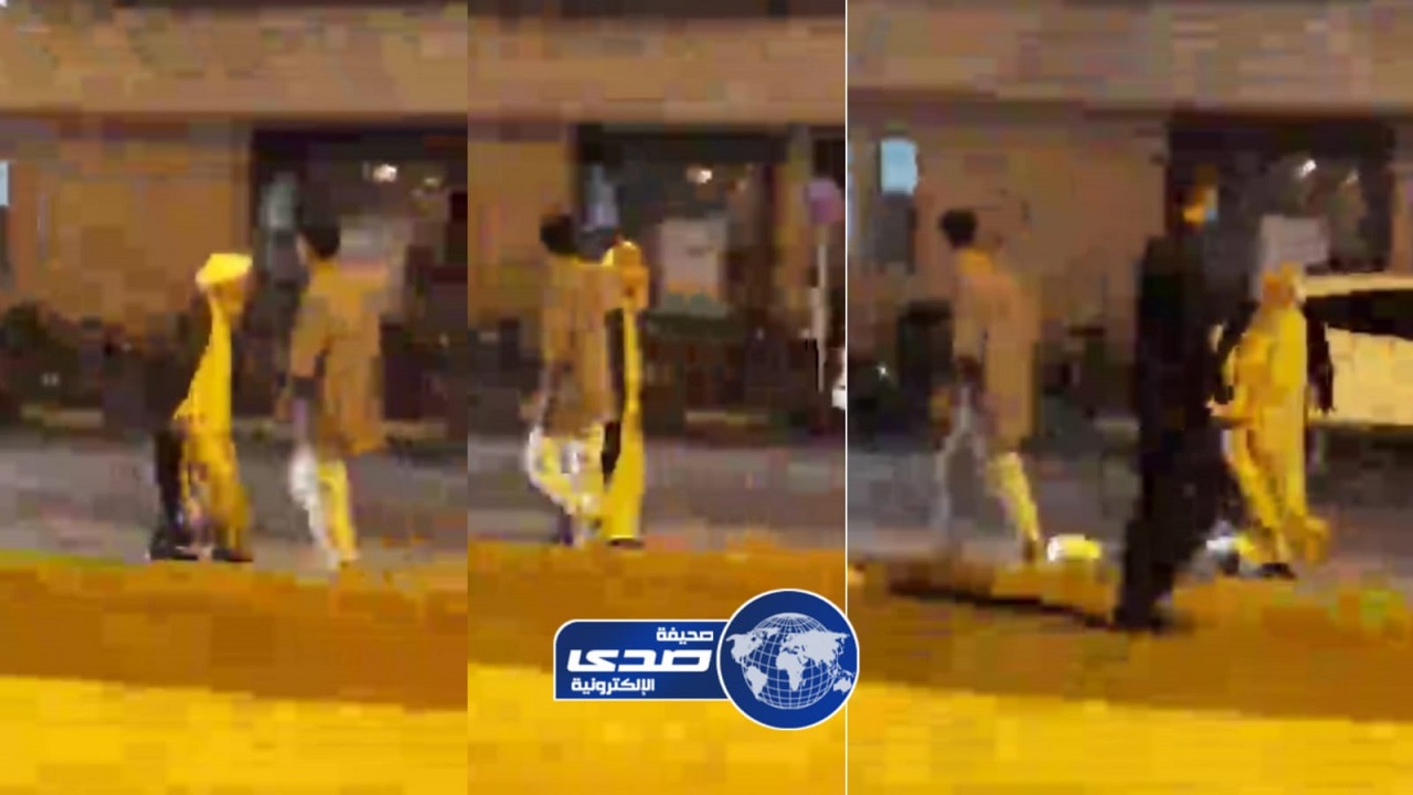 بالفيديو.. شاب إيراني يستجمع شجاعته وينزع عمامة معمم