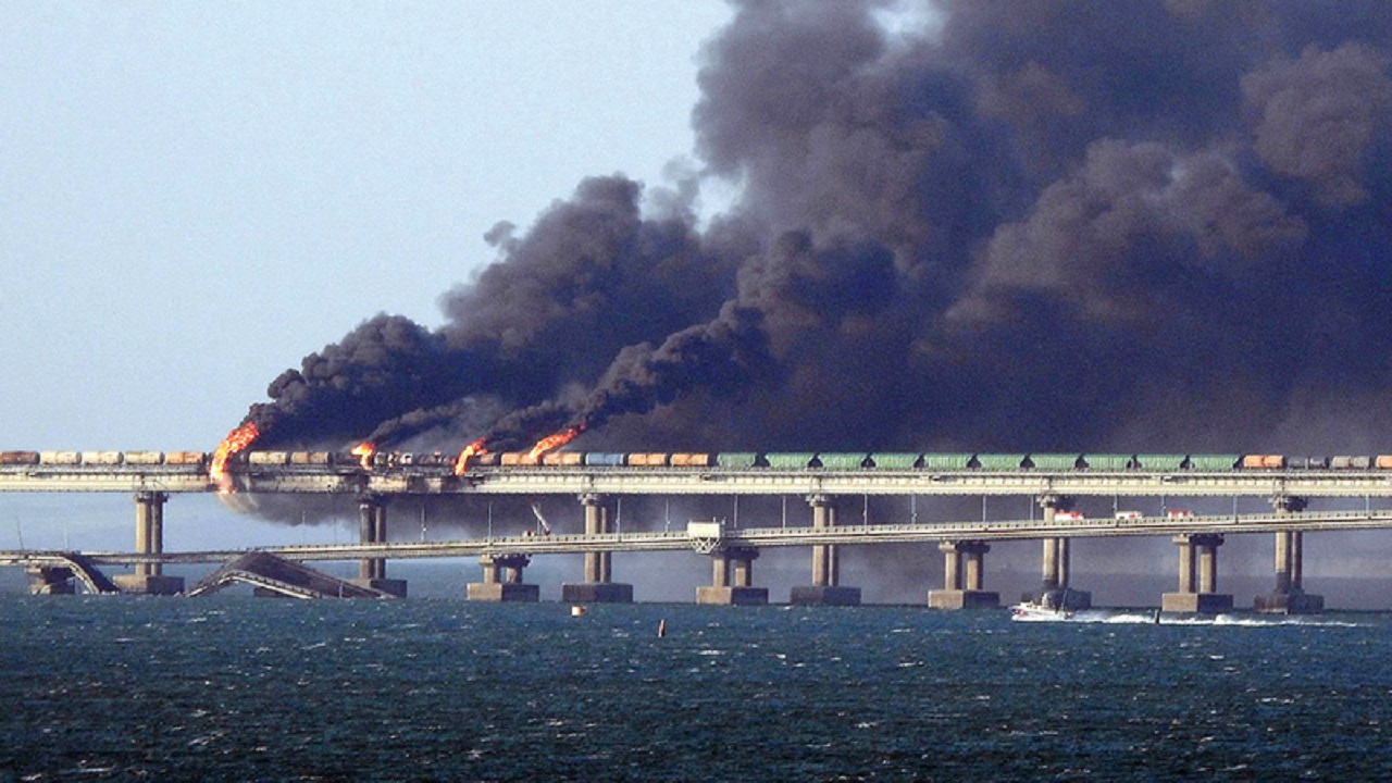 روسيا تعتقل 8 أشخاص يشتبه في مشاركتهم بتفجير جسر القرم