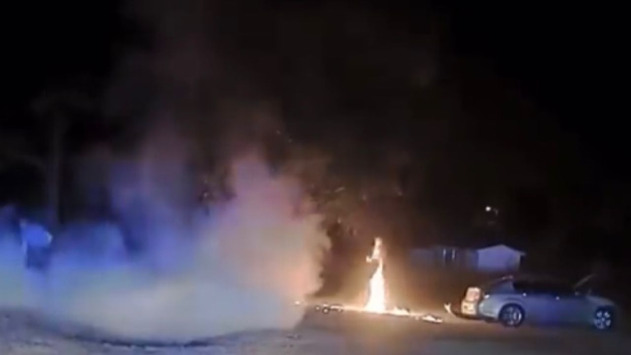 بالفيديو.. مطاردة مثيرة بين الشرطة الأمريكية ومشتبه به تنتهي بموت الأخير حرقًا