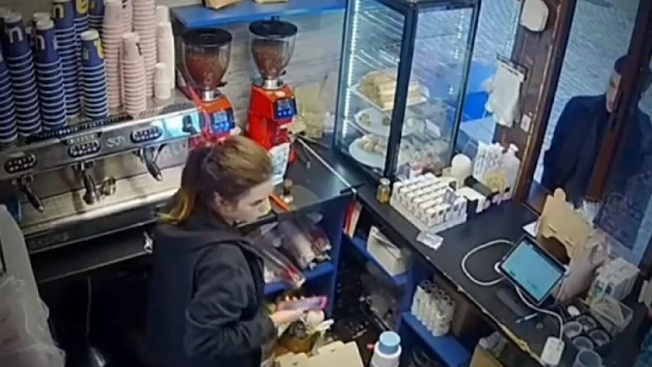 بالفيديو.. لحظة سقوط صاروخين في مقهى بكييف