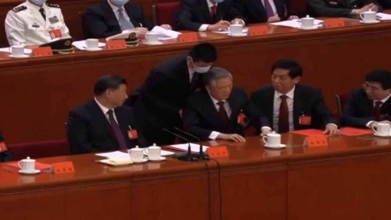 بالفيديو.. لحظة طرد الرئيس الصيني السابق الموالي لبايدن ومغادرته لقاعة المؤتمرات