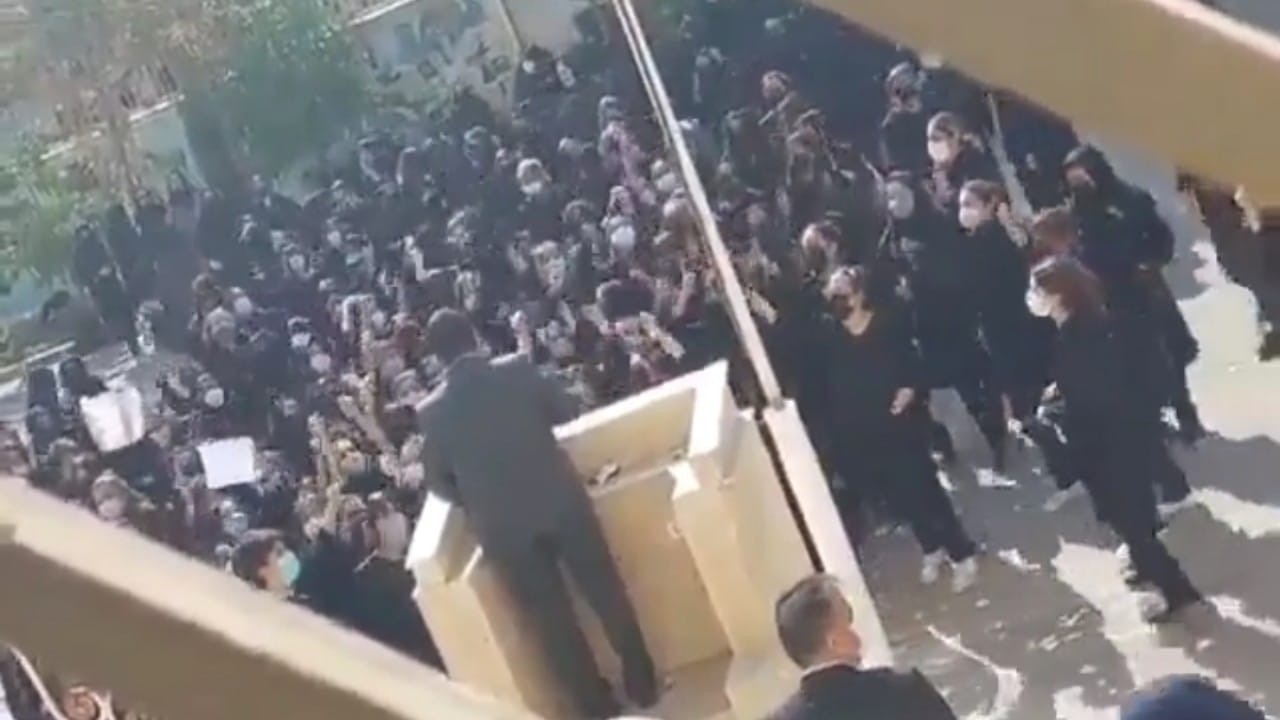 بالفيديو.. طالبات يهتفن ضد مسؤول إيراني: يا باسيجي انقلع