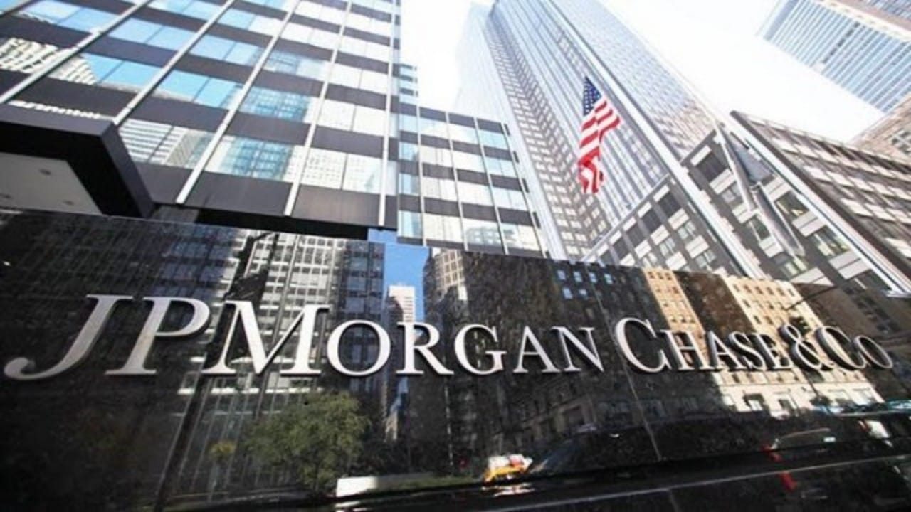 رئيس بنك “JP Morgan” يؤكد سعي أمريكا لاسترضاء المملكة