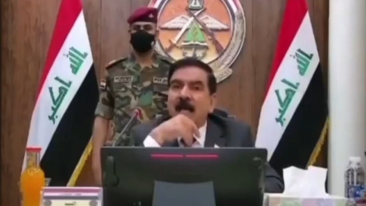 بالفيديو.. وزير دفاع العراق يتعرض لانتقادات حادة لعدم لباقته