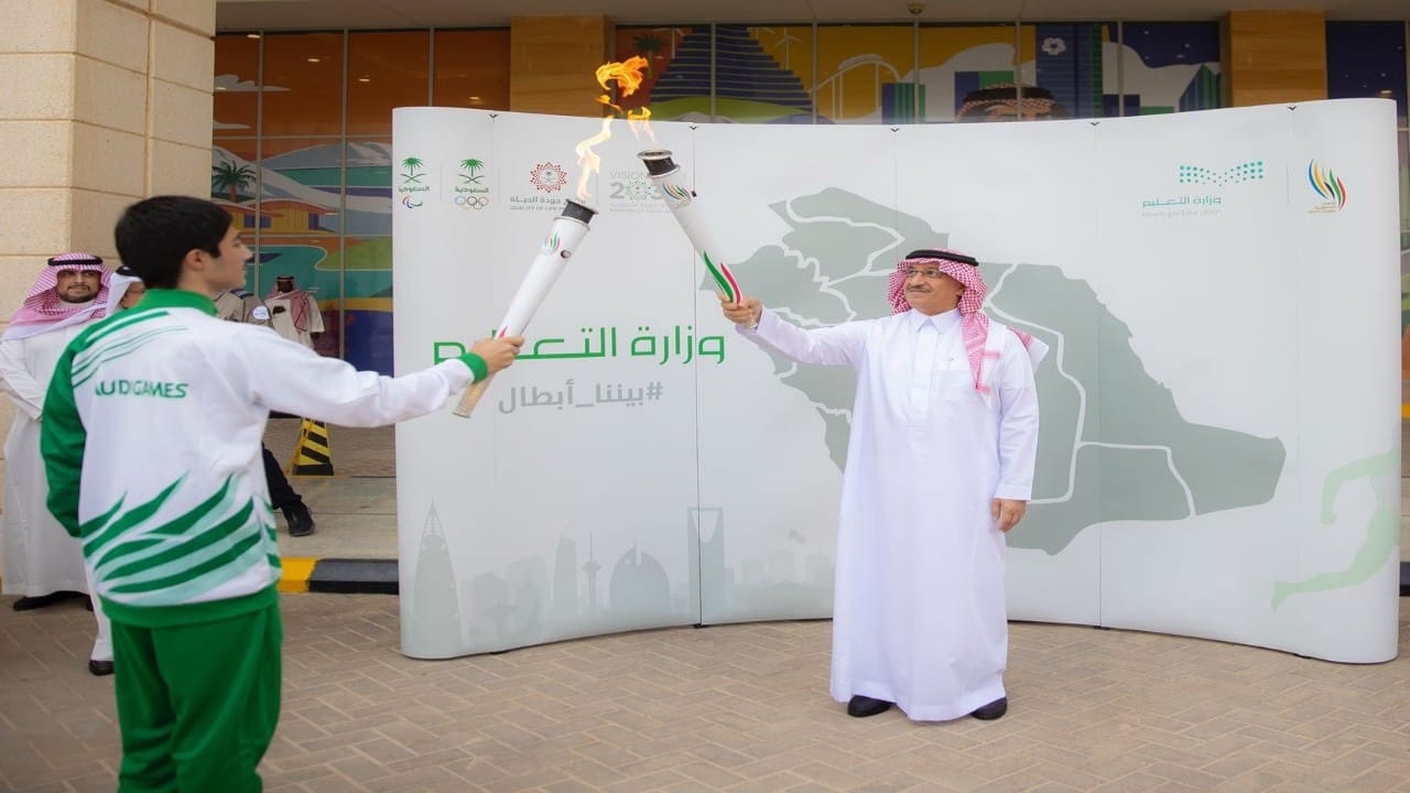 بالصور.. وزير التعليم يستقبل شعلة دورة الألعاب السعودية 2022م