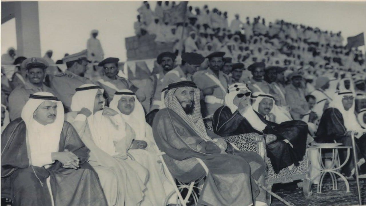 صورة نادرة للملك سلمان والملك سعود في مباراة لكرة القدم