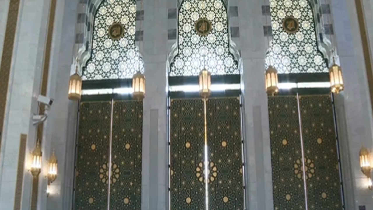 شاهد.. الباب رقم 100 بالمسجد الحرام بعد تسميته بباب &#8220;الملك عبدالله بن عبدالعزيز&#8221;